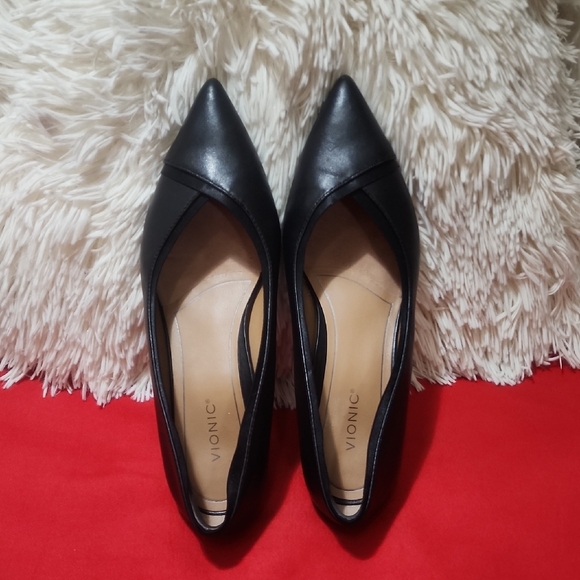 Vionic Women's Classic Black Pointed Flats - Picture 2 of 12